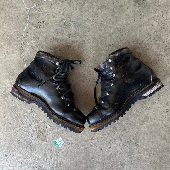 VINTAGE BLACK HIKING SKI BOOTS DANNER-LIKE MOUNTAIN LEATHER MENS 6.5 WOMENS 8 - Picture 1 of 6